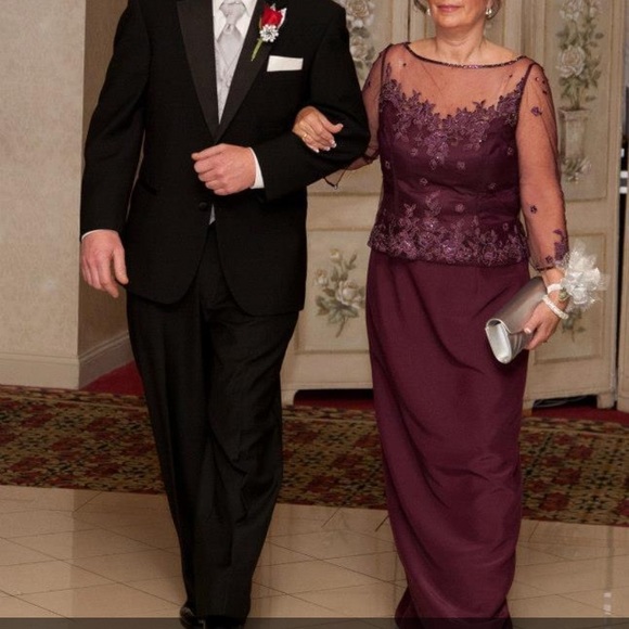 🌺Beautiful Burgundy/Wine Gown🌺 - Picture 8 of 8